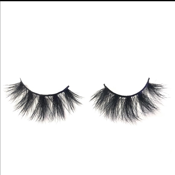 25mmLuxe Lashes โจ - Picture 2 of 3